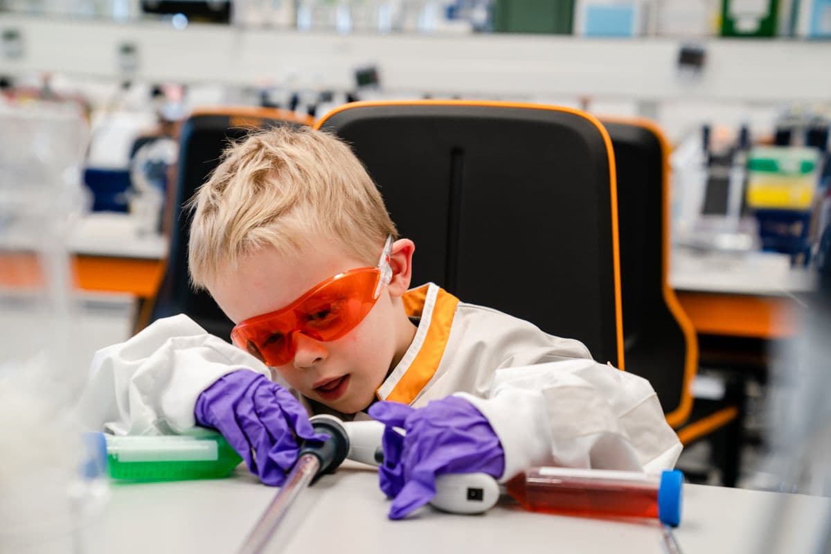 jonge onderzoeker naar hersentumoren